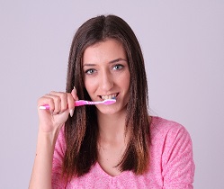 歯を磨く